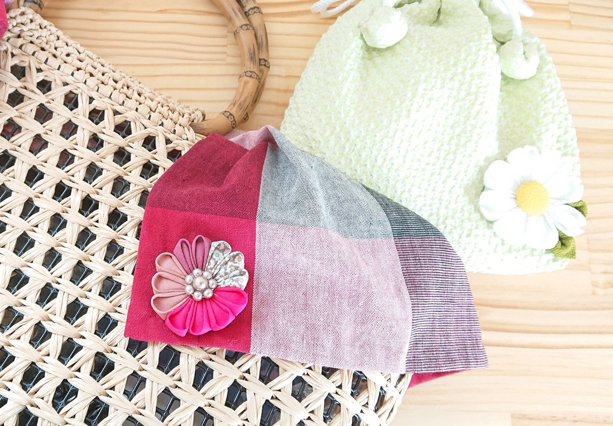 ふらわー ハンドメイド つまみ細工 2回目 前回と別のキットで 作り方が難しかったぁ 途中から前の作り方にして なんとか出来た コスモスが前回のもの どちらもトーカイさんで購入 私 繊細な作業が苦手なんだと実感 でも 形になると嬉しい