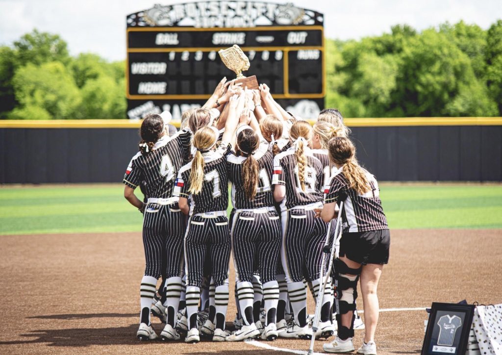 brooke_ejohnson's tweet photo. To think that I will never put on a Royse City Softball uniform again breaks my heart, but I wouldn’t trade the last 4 years for anything in the world. Thank you RC Softball for bringing me the best coaches, teammates, and community that I could ever ask for!
#9 signing out🖤💛 https://t.co/KhlSdNUUFU