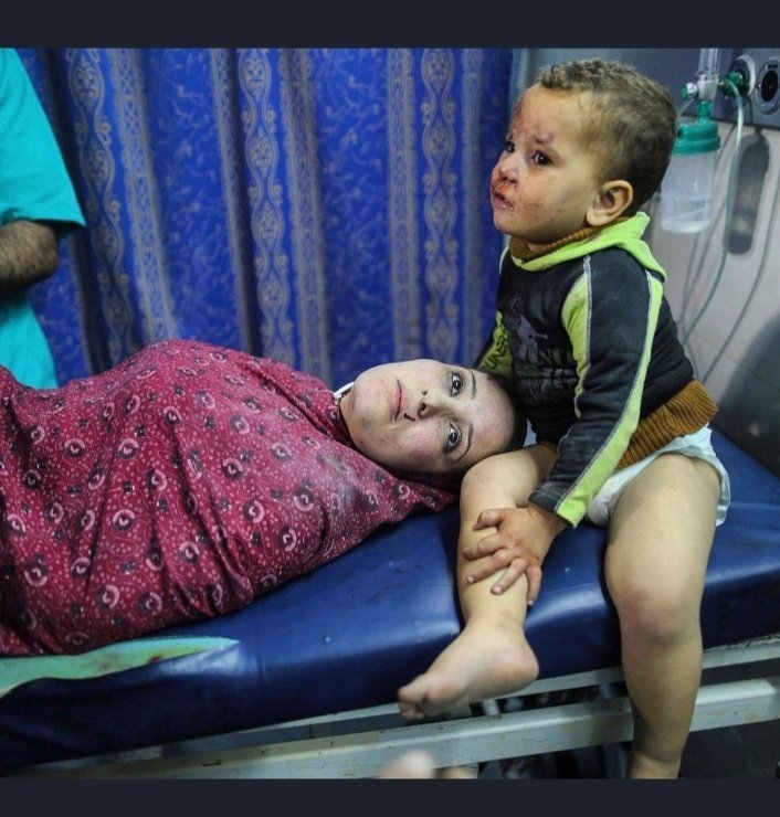 chalbeoye's tweet photo. @JoeBiden The child thinks his mother is alive, but the truth is that she is dead 😥 #GazaUndarAttack https://t.co/Vr4M67vnbM