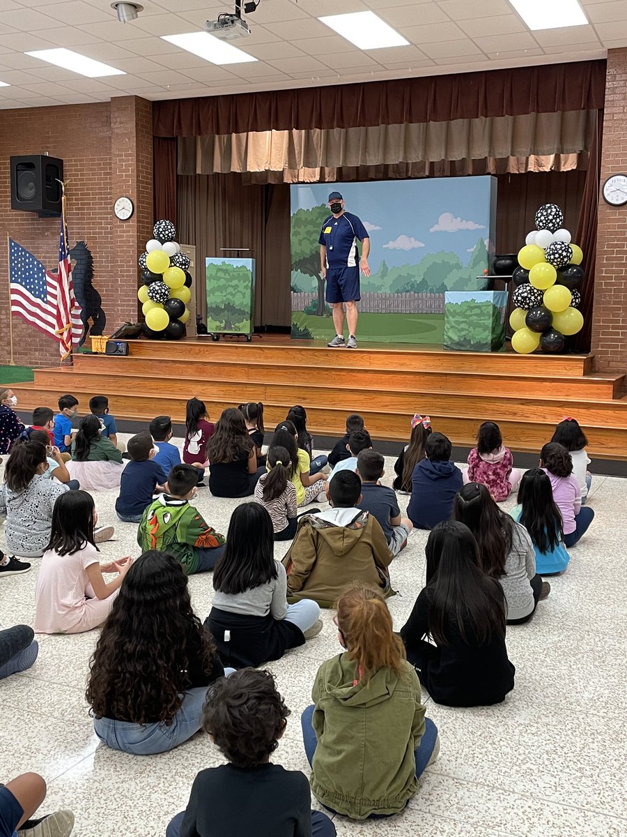 Irocdz28's tweet photo. Thank you Julian Franklin Productions for an amazingly entertaining show! 
Congrats to our AR points winners! These student met and exceeded their AR goals. 
Also huge coordination props to Tonya Davis, Lauren Nalepa and the Reading Committee. @StuchberyES https://t.co/4WeOfzkb7j