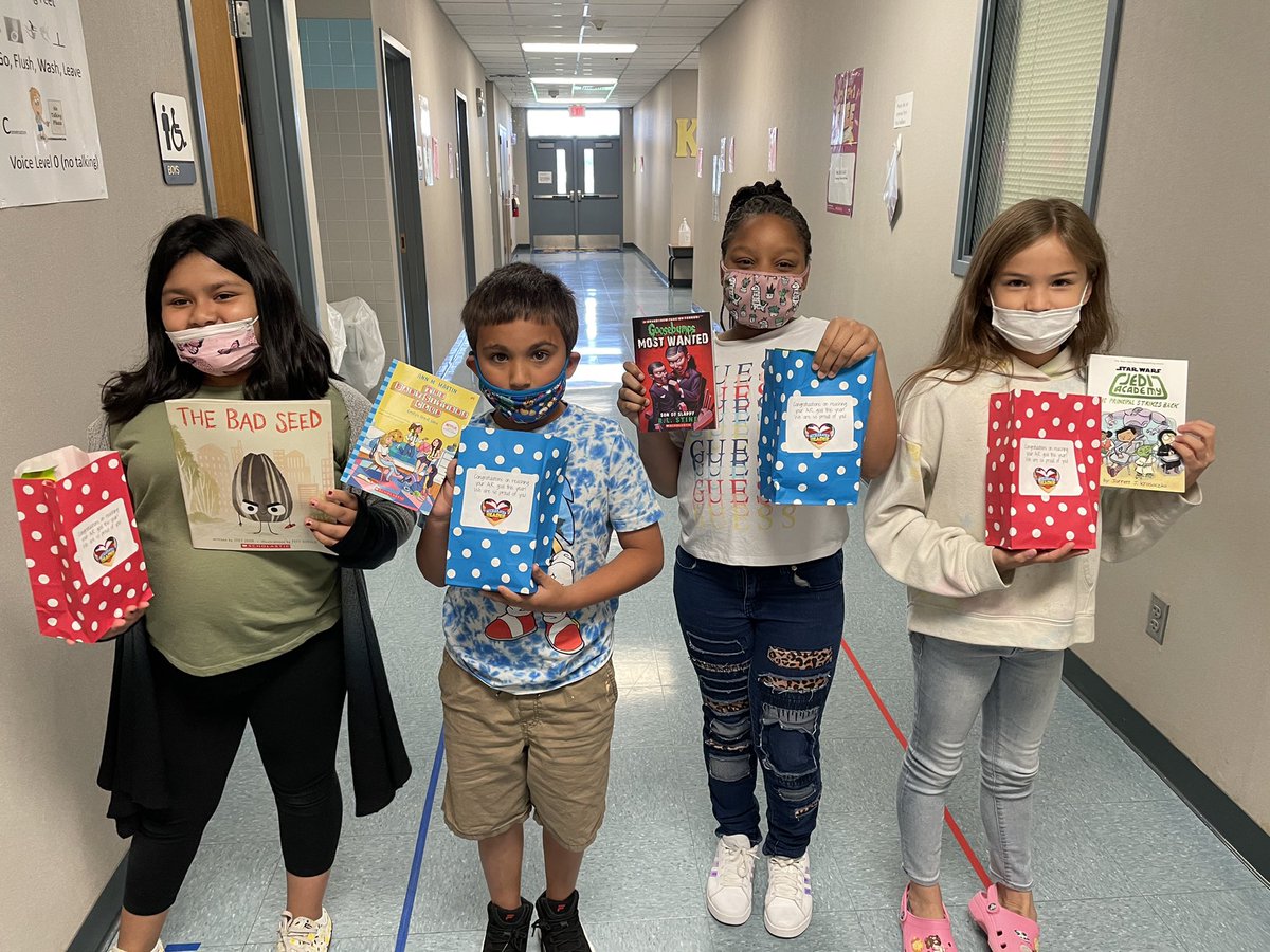 Irocdz28's tweet photo. Thank you Julian Franklin Productions for an amazingly entertaining show! 
Congrats to our AR points winners! These student met and exceeded their AR goals. 
Also huge coordination props to Tonya Davis, Lauren Nalepa and the Reading Committee. @StuchberyES https://t.co/4WeOfzkb7j