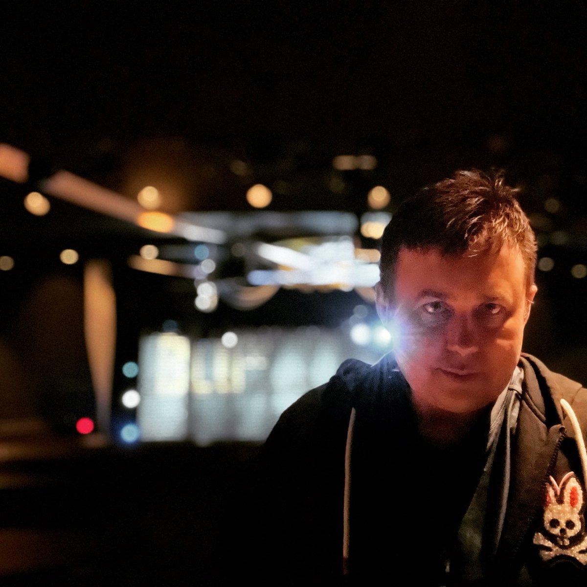 Stuart_Beck's tweet image. Last night I celebrated my 150th show with the Magic of @D_Copperfield 
Satisfied &amp;amp; reflecting how grateful an being invited into this family.
I was snapped to earth when a friend says he stopped counting at 15,000. So Im going to just shut my pizza door and tee up show #151 now.