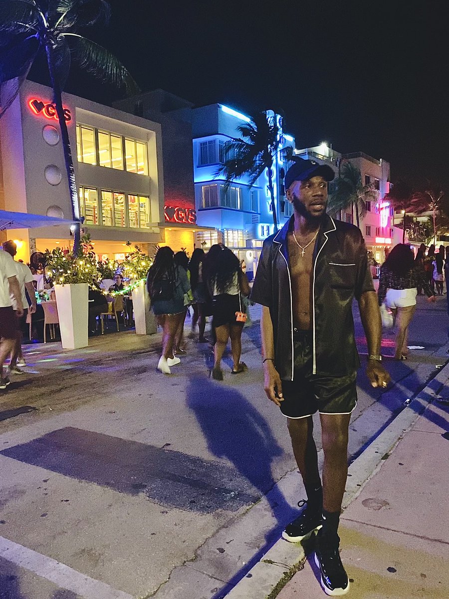 TheRealFrogeezy's tweet photo. Miami nights 🏝🍾 Cheers !
#DjSpecialK #Miami https://t.co/Af29U6Owwu