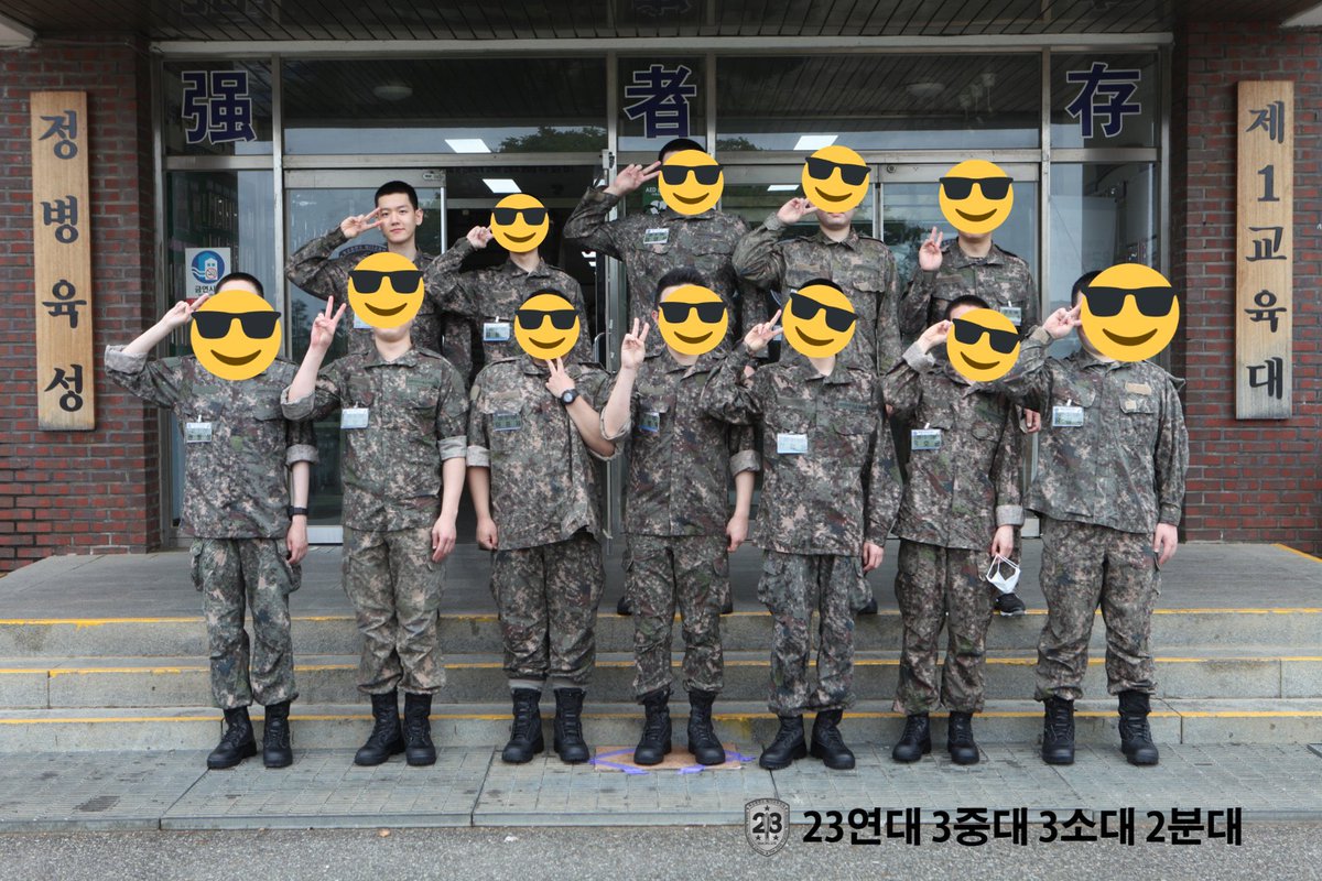 Chanyeol’s                    Baekhyun’s
squad: E-X-O               squad: ✌🏼