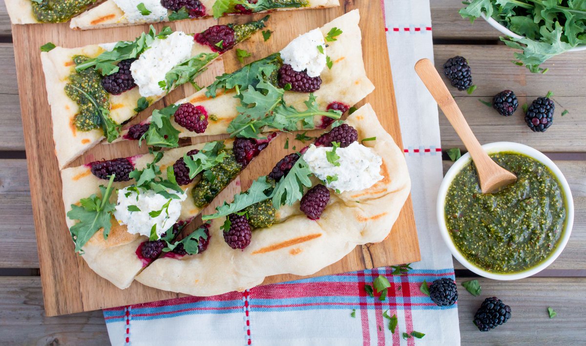 oregonberries's tweet photo. Looking to try something a little different? Our recipe for Grilled Blackberry-Ricotta Pizza With Pumpkin Seed Pesto packs a lot of flavor into each bite!

https://t.co/ytbZ9OWOgM

#oregonberries #blackberries #meatlessmonday #flatbread #grilledflatbread #flatbreadpizza #foodies https://t.co/k47ZTHjtIF
