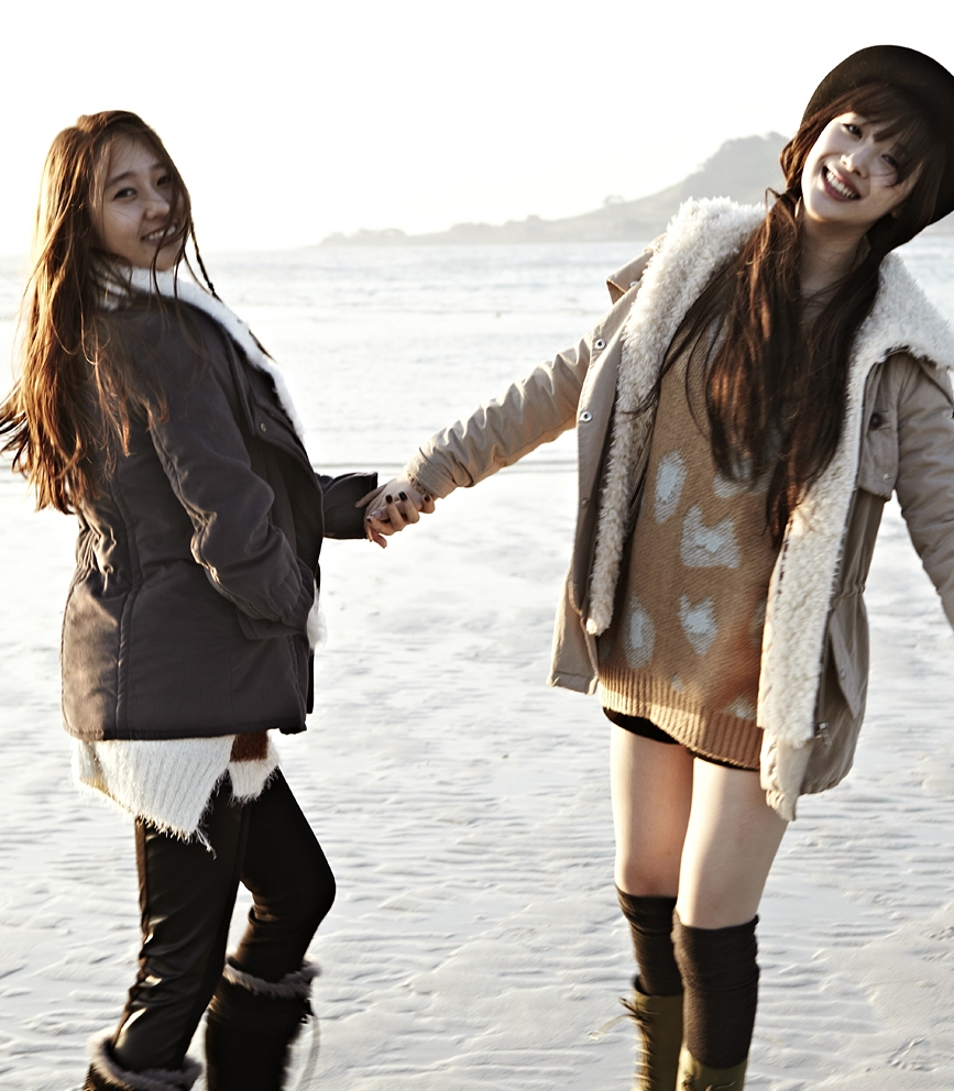 jinriora's tweet photo. sulli and krystal for qua just trying to see smth https://t.co/hvlrOKFTzr