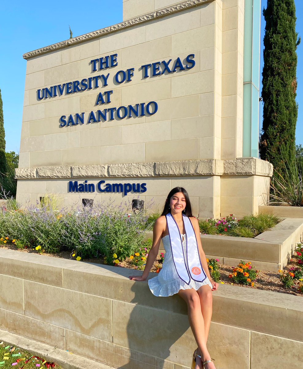 sammyyy356's tweet photo. Cheers to the ultimate college experience 🍾❤️ https://t.co/nKp8UltEBJ