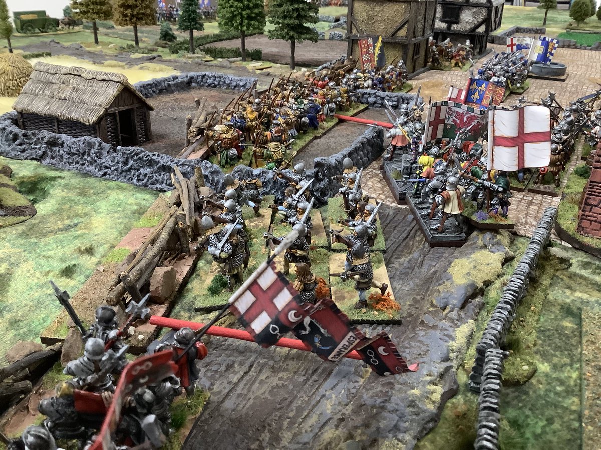 Oldwargamer's tweet photo. The #Lancastrian troops in #StAlbans man their improvised barricades. The bow fire from these positions is going to be very nasty.
#worldwarroses #wotr #waroftheroses #medieval #medievalminiatures #wargaming #wargames #wargamer https://t.co/jIg5FEn4Jo