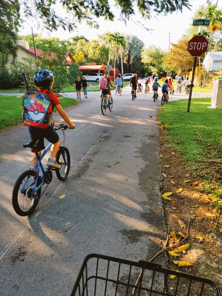 swansonavenue's tweet photo. The bikes are back! Great turnout from @swansonavenue for #BikeToSchool 2021 @GroveElem @iBikeSafe https://t.co/ffMdZJJTCR