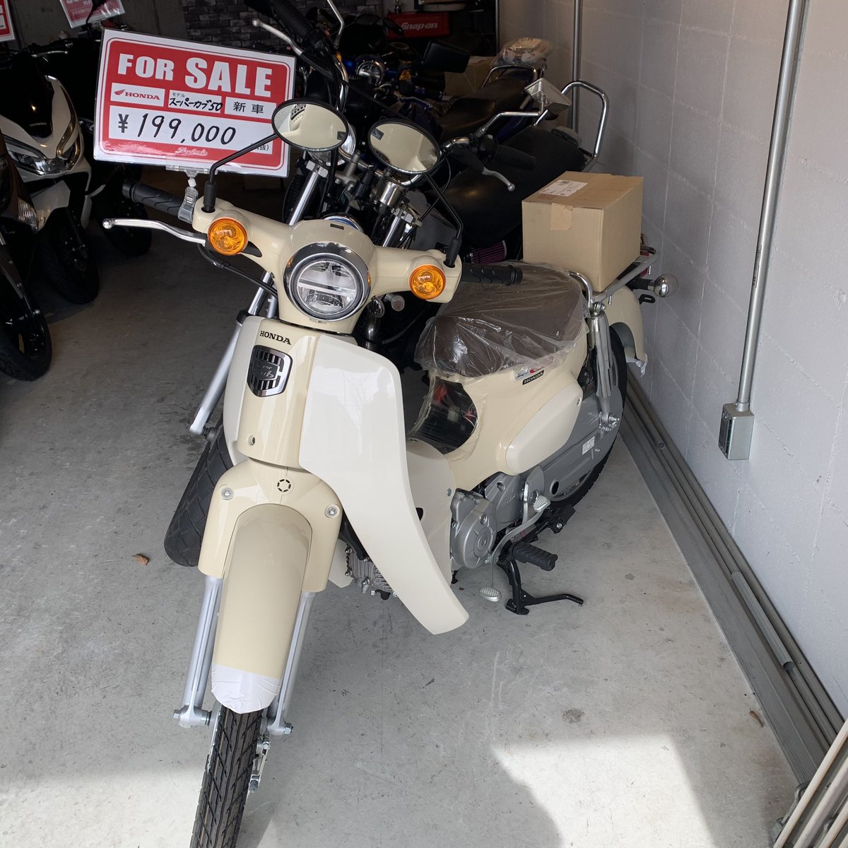 70Ki_cub's tweet photo. 名前：70Ki
性別：おとこ
年齢：22
住み：福岡
車種：2018年式スーパーカブ50
好き：ビール、漫画、アニメ、音楽
一言：色んなカブを見たくてアカウント作りました。無言フォロー失礼します！

#バイク乗りとして軽く自己紹介 
#バイク好きと繋がりたい 
#スーパーカブ https://t.co/v1HyRO7xZy