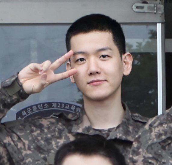syazee_'s tweet photo. iiiiii gantengnyaaaa😍😍#BAEKHYUN https://t.co/sfVGI9qehz