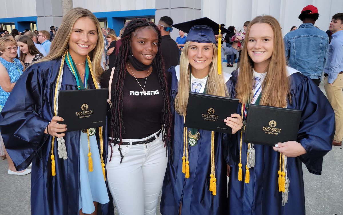 Congratulations to seniors <a href="/CharliWarren1/">charli</a> <a href="/emilyyormee/">emily orme</a> &amp; <a href="/ssophhhia/">sophia sullivan</a> for their graduation tonight. Teammate @HowellKerissa made a surprise showing!! #Classof2021