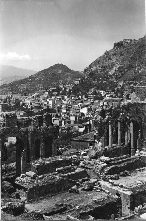 Manifesti pubblicitari d’epoca, copertine di riviste, fotografie: da oggi il patrimonio storico dell'ENIT è consultabile online ▶ mostrevirtuali.enit.it/archivio/
La campagna di catalogazione è ancora in corso e l'archivio in costante aggiornamento.