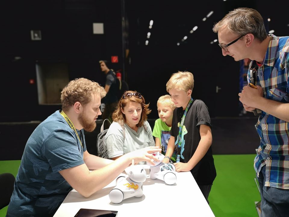 It can be a little daunting for a new parent to pick up a new STEM robot for their child. Find out more why Photon is one of the best robots out now! Y
#programming #coding #robot #kids #technology #tech #codingforkids #programmingforkids #learning #robot #education #singapore