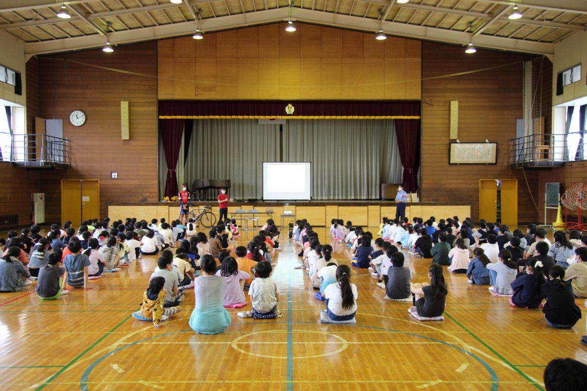 宇都宮ブリッツェン Next 7 10jcl広島ロード クリテ 5月18日 火 地域貢献活動 壬生町立 壬生東小学校で 弱虫ペダル Blitzen自転車安全教室 を開催し ブリッツェンからは及川一総選手と柿沼章社長が そして本日は警察官の戸井田様も講師