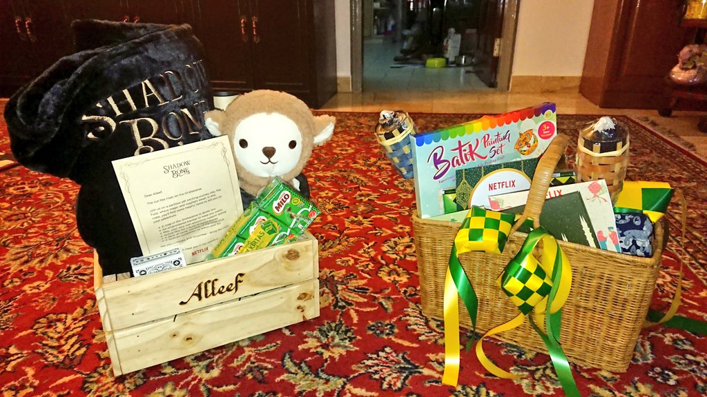 Kakuchopurei's tweet photo. Thank you so much to the folks at @NetflixMY for the #ShadowAndBone and #Eid #HariRayaAidilfitri goodies!
Now that we've already #ChupNetflix, it's time to continue binging! https://t.co/WVuVXOjlK5