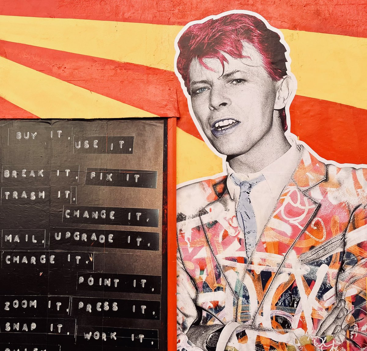Naomi_Daw's tweet image. First day back at @BrightonMuseums today... and I spot some rather appropriate graffiti on the way in! 

Our David Bowie exhibition is still on at Brighton Museum &amp;amp; Art Gallery, come and see it if you can - it’s fab! Info: bit.ly/33UEnZf

#Brighton #DavidBowie #reopening