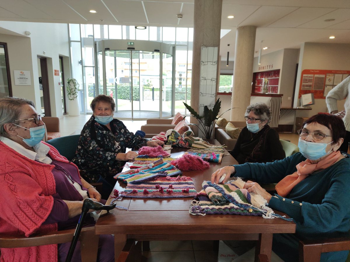 Les résidentes de <a href="/AegideDomitys/">DOMITYS</a> Pau - Le Palmier du Roi nous font l'honneur de confectionner une dizaine de manchons thérapeutiques à destinations des personnes atteintes de la maladie d'Alzheimer en EHPAD. Un grand merci à nos couturières ! #solidarité #couture #alzheimer