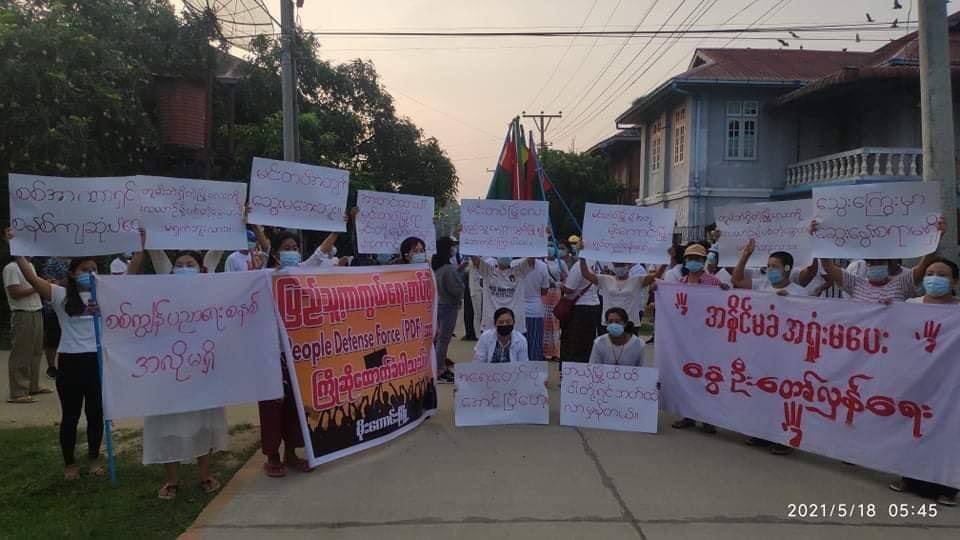 PoePpnl's tweet photo. Moegaung civilians in white shirts staged a protest opposing military dictatorship. #WhatsHappeningInMyanmar  #May18Coup  #CrimesAgainstHumanity https://t.co/kEsnyIBEgZ