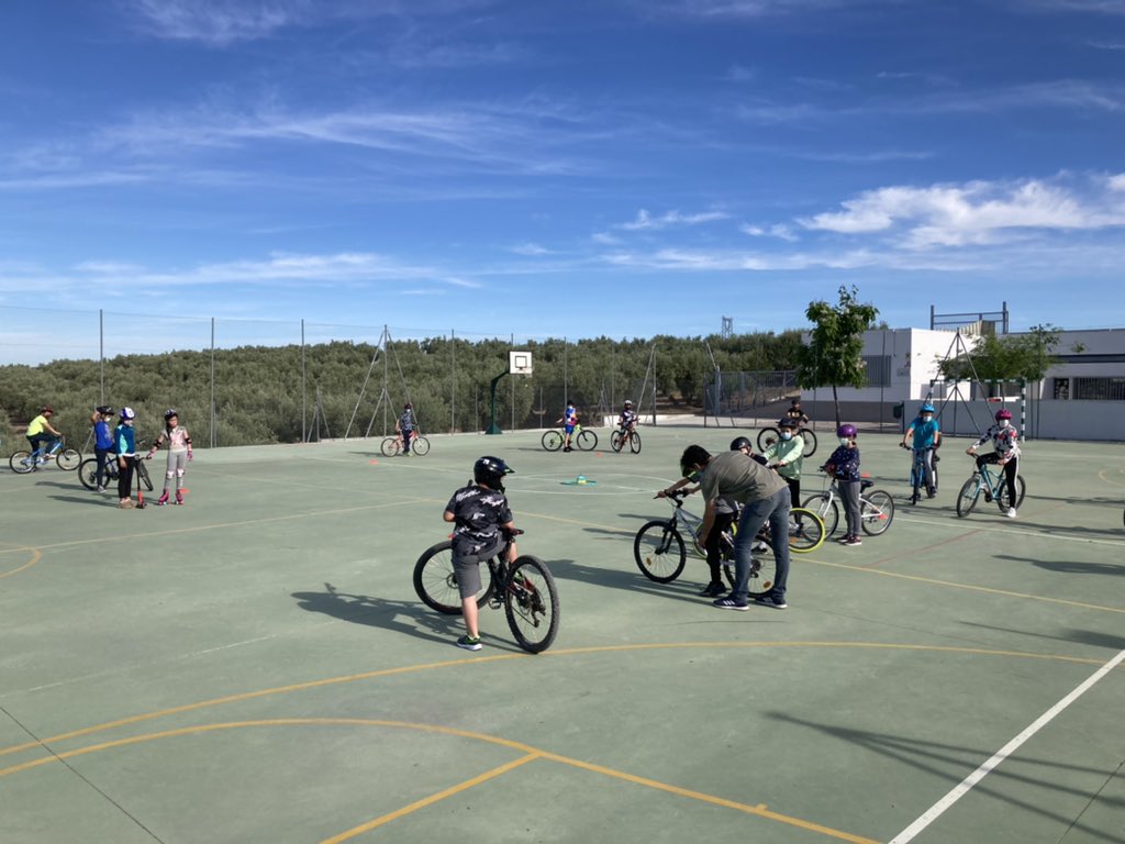 Hoy trabajamos con el Programa Caminos Escolares Seguros para aprender a circular con seguridad en bicicleta👍. <a href="/dipgra/">Diputación de Granada</a> #ecoescuela