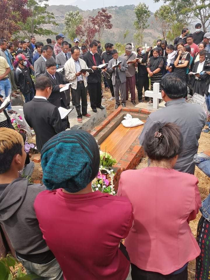 soepai96's tweet photo. The funeral of Pa Go Sian Mung who was killed by the military terrorists on the night of May 16 in Tedim, Chin State, was held today at 12 p.m.
#May18Coup
#WhatsHappeningInMyanmar https://t.co/R5x8j4d6M7