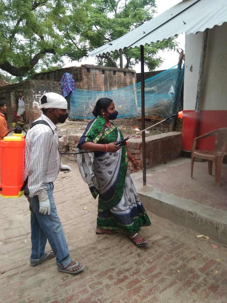 Dprobasti's tweet photo. ग्राम पंचायत मड़वा नगर बस्ती में फागिग करते हुए सफाई कर्मचारी व विकास खण्ड विकरमजोत साफ सफाई वसैनेटाईजेशन कार्य 
@BastiCdo
@dmbas_ 
@uppanchayatiraj 
@MlaDayaram
@AjaySinghMLA 
@HarishD_BJP 
@Bhupendraupbjp
@CMOfficeUP https://t.co/p1g4KlPmWr