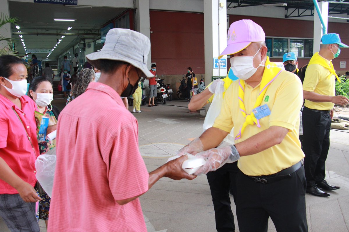 army2pr's tweet image. พลตรี ไพรวัลย์ จุ้ยเจริญ ผู้บัญชาการกองพลพัฒนาที่ 2 นำกำลังพลพร้อมรถครัวสนาม แจกจ่ายอาหาร ให้กับทีมด่านหน้าสู้ภัย COVID-19  หมอ,พยาบาล และเจ้าหน้าที่ ผู้ปฏิบัติงาน พร้อมประชาชน ณ โรงพยาบาลมหาราชนครราชสีมา
#ทหารพระราชาดูแลประชา