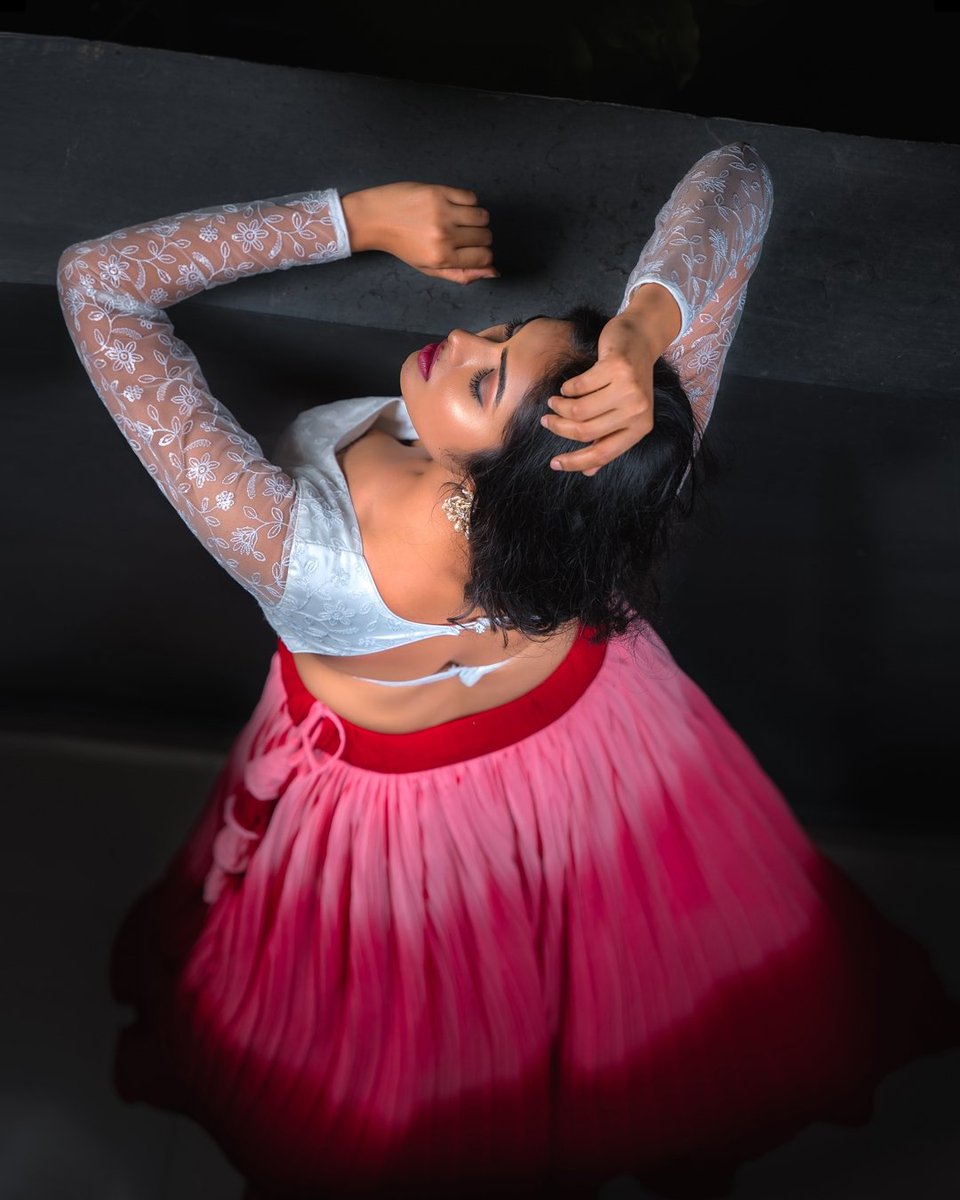 DiviActor's tweet photo. Chandamama akasanni taakey vela, Thoka chukka la divi merisenela?

styling: @style_up_with_srushti
mua: @masarathmakeupartist
outfit: @diva_designer_studio_
jewelry: @yuvi_collections
📸 @24framesphotography_official

#divi https://t.co/HPam7nMQP5