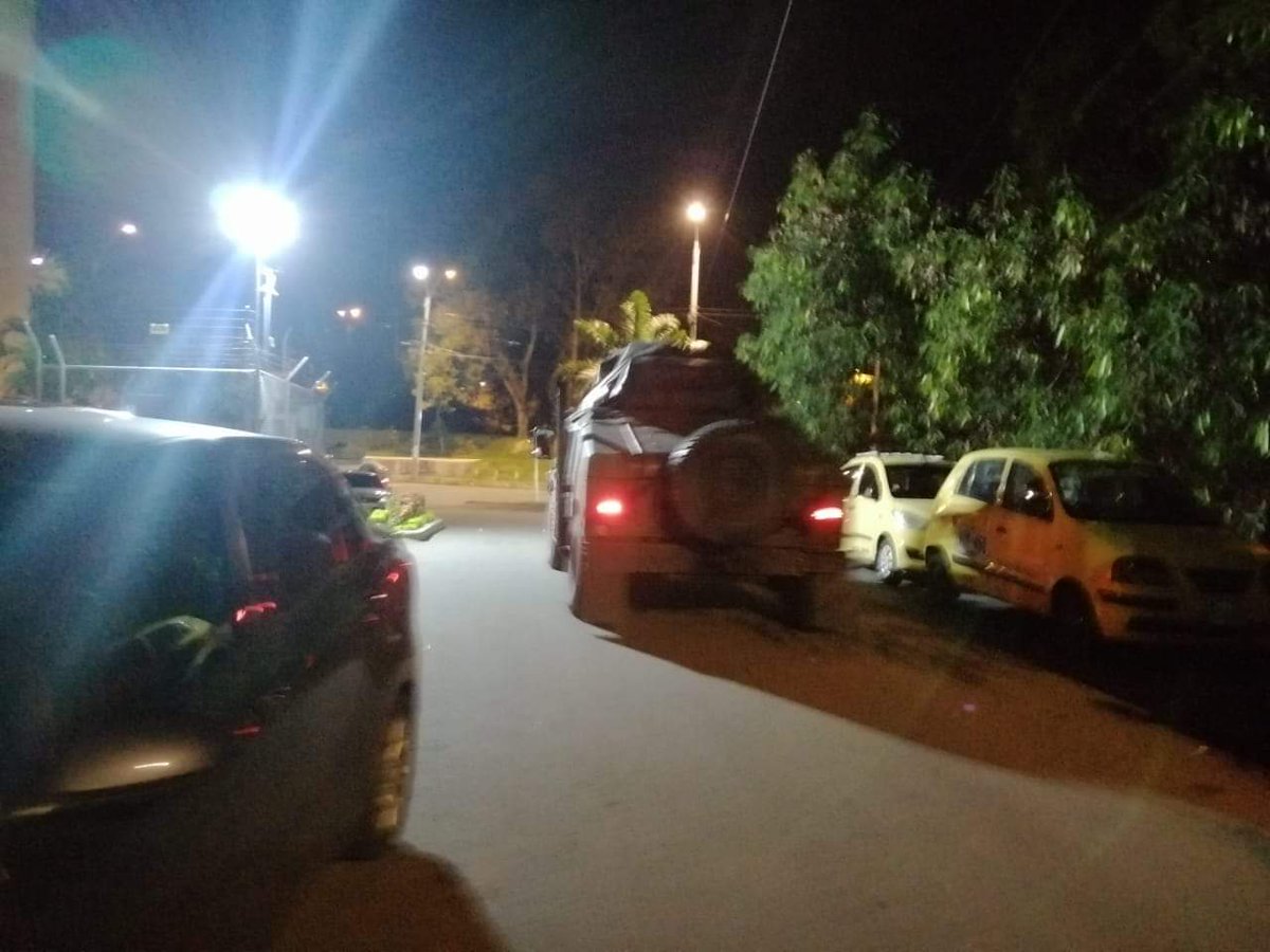 🆘 CALI 🆘

<a href="/IvanDuque/">Iván Duque 🇨🇴</a> militarizó #Cali muchos barrios están fuertemente militarizado.

#duquemandóamatarnos