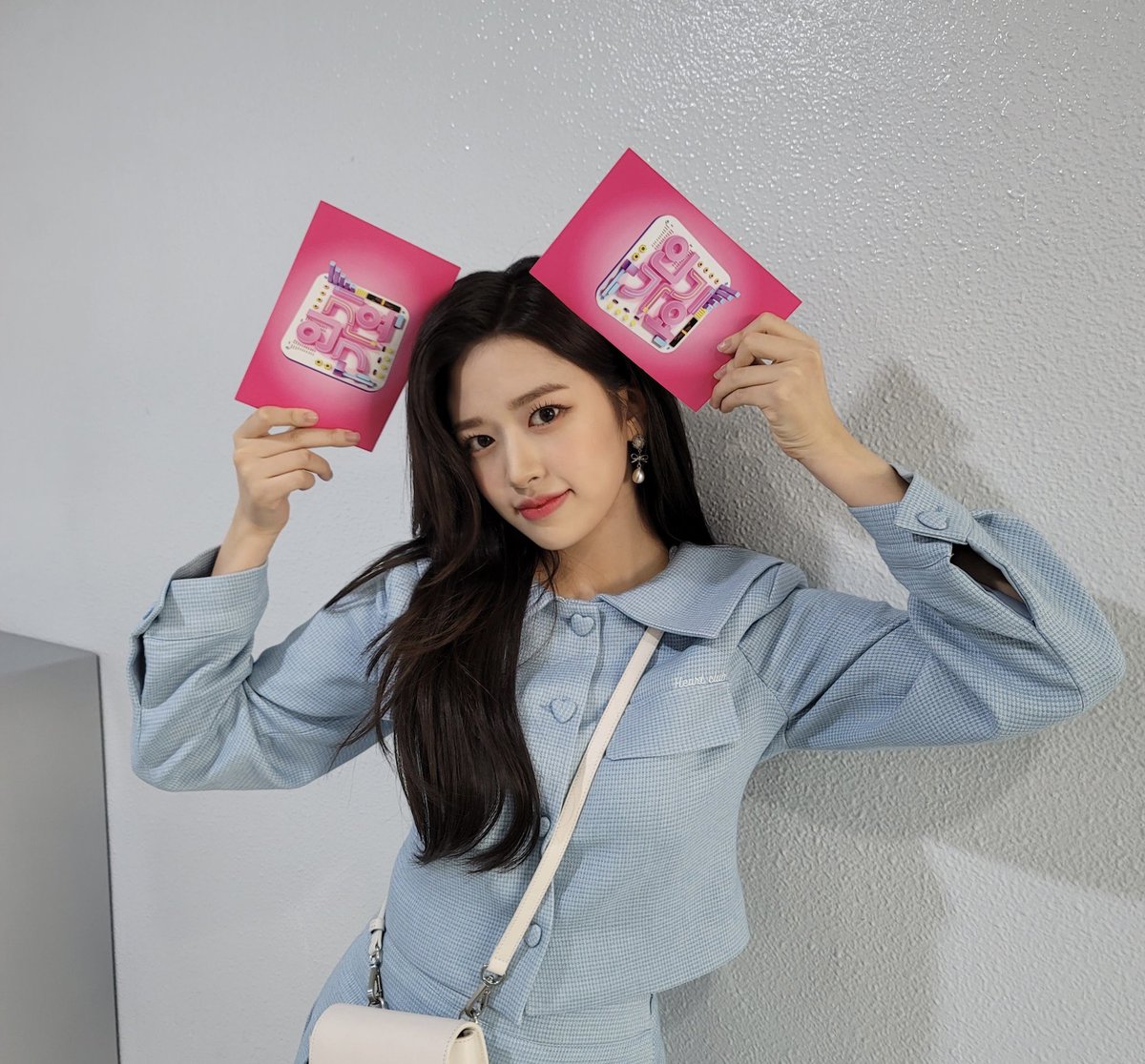 yudlngz's tweet photo. let's do a little throwback to the time when mc yujin debuted. it was obviously a nerve-racking but thanks to izone eating trip! this puppy is able to lessen the nerve on stage. 🐶💗 https://t.co/ViXNwk91cW