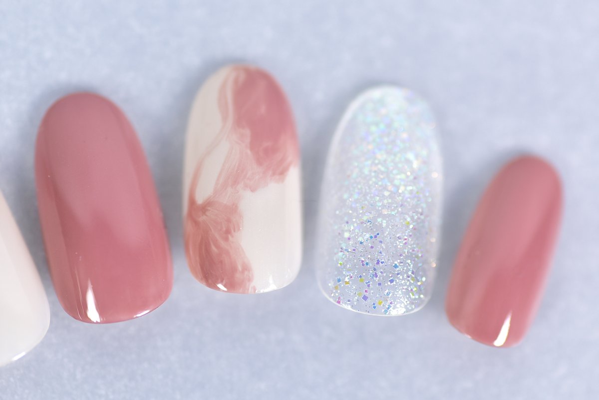 Nihonail ニホネイル 毎週火 金 ネイルデザイン発信中 V Twitter マーブルネイルのやり方をご紹介 セルフデザインとコツ満載 お仕事でも使いやすいヌーディなピンクとホワイトを使いつつ ポイントにシルバーカラーのきらめくラメネイルも入れた遊び心ある