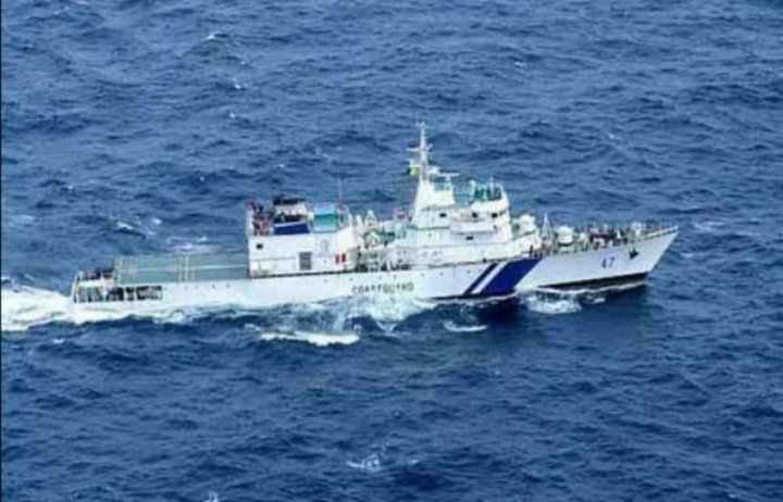 IndiaCoastGuard's tweet photo. Nation first #Massive rescue op launched by @IndiaCoastGuard in aftermath of #CycloneTauktae. ICGS Samrat in vicinity of grounded barge GAL CONSTRUCTOR off Satpati while other 4 ships diverted amidst rough seas to distressed vessels off #Maharashtra and #Gujarat. https://t.co/wSCA5kz2Pr