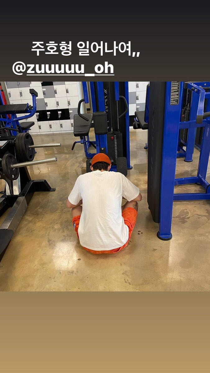deenfantasy's tweet photo. dawon perfectly describing zuho at the gym lol 

👅: there are people who just sit here and look at their phones https://t.co/NkwpVBkUyf