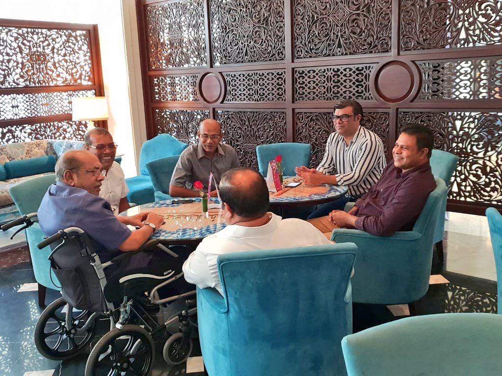 myfoona's tweet image. Gelligen e dhiyaee agu nukurevey fadha khidhumaiytheri shakhuseh. Akhu maruhoom Zahir mi kehiveri dhuniye aai vakive dhiumee libunu funhithaama eh.maruhoom ge furanayah suvarugeyge dhaaimee niumaiy minvaru kuravva aaila ah heyo vissnun dhevaa, keiytheri kan ithuru kuravvashive.