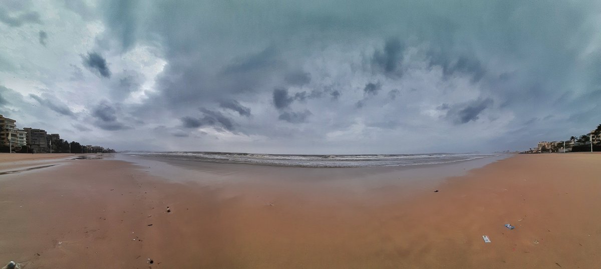 Morning Juhu beach view.🌀

#mumbai #mumbaiuncensored #mumbaicyclone #MumbaiUpdate #Tauktae #Tauktecyclone 
@ompsyram
@IndiaWeatherMan @RamzPuj @shubhamtorres09