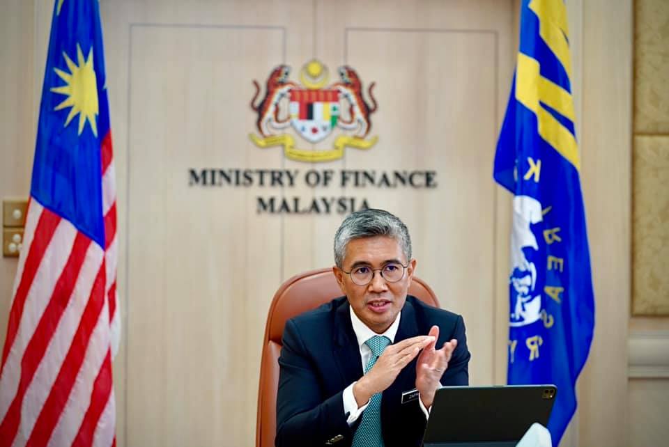 EkonomiRakyatMY's tweet photo. Menteri Kewangan, Tengku Zafrul tidak bersetuju untuk PKP menyeluruh dilaksanakan kerana bakal memberikan kesan ekonomi yang lebih teruk kepada negara

Nyatakan tidak ada negara di dunia yang menutup sepenuhnya ekonomi dalam menghadapi gelombang kedua &amp; ketiga Covid-19 https://t.co/jtKYz2Dj9v