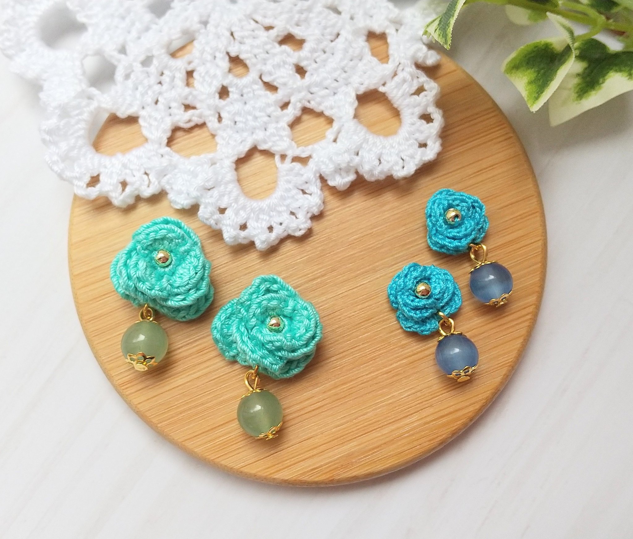 P A 編み物 アクセサリー 普通サイズと とても小さいサイズの薔薇ができました 小さい方がいいかな ハンドメイド アクセサリー ハンドメイドアクセサリー かぎ針編み かぎ編み 編み物 レース編み 薔薇 バラ ばら 天然石 天然石