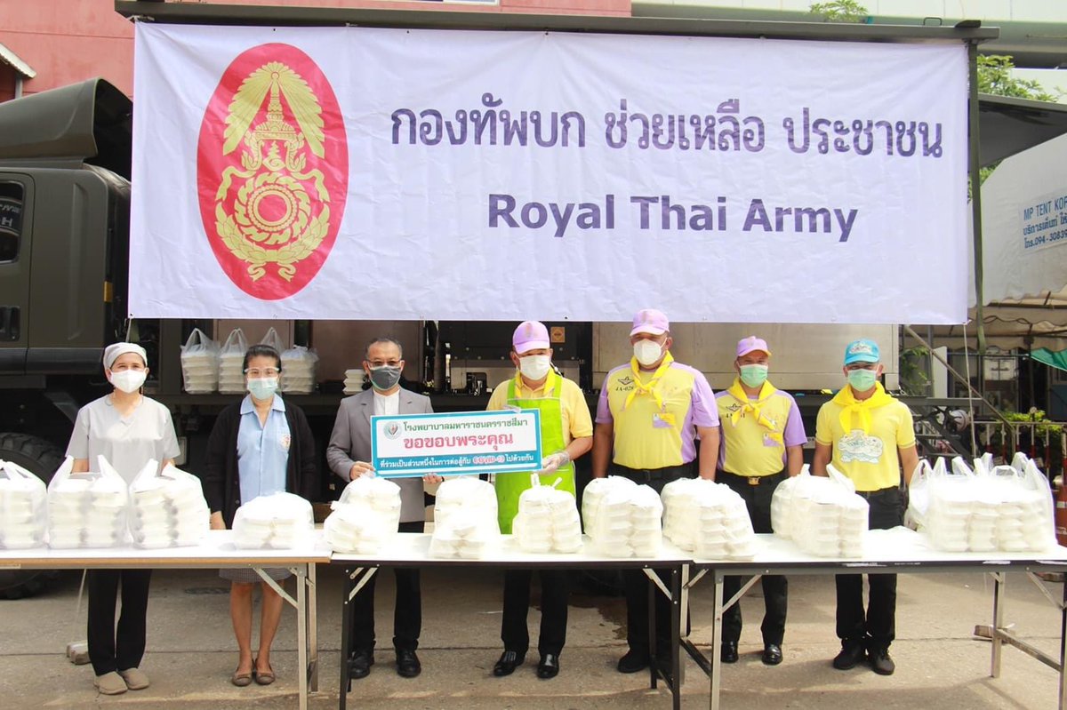 2DevDiv's tweet photo. #ให้กำลังใจด่านหน้าสู้โควิด
#กองทัพบกพร้อมช่วยเหลือประชาชนในทุกภัยพิบัติ
พลตรี ไพรวัลย์ จุ้ยเจริญ ผู้บัญชาการกองพลพัฒนาที่ 2 นำกำลังพลพร้อมรถครัวสนาม แจกจ่ายอาหาร ให้กับทีมด่านหน้าสู้ภัย COVID 19  หมอ,พยาบาล และเจ้าหน้าที่ ผู้ปฏิบัติงาน พร้อมประชาชน ณ โรงพยาบาลมหาราชนครราชสีมา ❤️ https://t.co/oS6RZeevK3