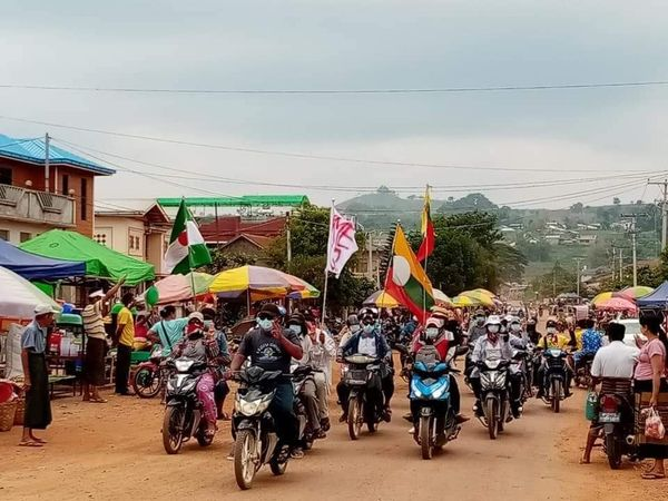 As usual, in the afternoon, people from #KyaukMe staged a motorbike marching strike, holding the flags of Shan State in defiance of the military coup.

#WhatsHappeningInMyanmar
#May18Coup
#MilkTeaAlliance