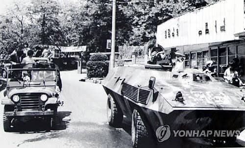 新 二七部隊軍事雜談 New 27 Brigade 今天是南韓光州事件41週年 當時掌握軍權的陸軍中將全 斗煥下令以武力鎮壓這次運動 造成大量平民和學生的死傷 當地市民自發組織民主運動 並組織市民軍對抗全斗煥的鎮壓 光州市民掠奪軍工廠及後備軍的軍械庫 擄獲