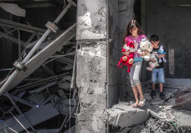 abangsepatahdua's tweet photo. Kanak-kanak Palestin panjat runtuhan bangunan untuk selamatkan permainan mereka mana yang ada dan masih selamat.

Semakin ramai kanak-kanak jadi korban serangan kejam tentera zionis Laknatullah Israel.

#IsraelTerrorists #worldmustknow #PalestineLiveMatter https://t.co/v3wWh9p2GA