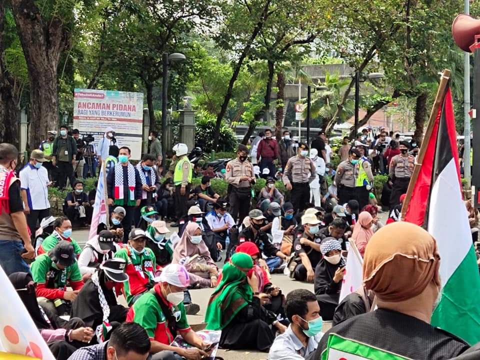 QaulanSyaqila's tweet photo. Birruh, Biddam, Nafdika Ya Aqsa 🇲🇨🇵🇸
Di depan Kedubes AS, Jakarta (18/May/2021) #WorldStandsWithPalestine https://t.co/k5ySf3FGAZ