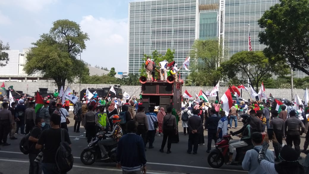 QaulanSyaqila's tweet photo. Birruh, Biddam, Nafdika Ya Aqsa 🇲🇨🇵🇸
Di depan Kedubes AS, Jakarta (18/May/2021) #WorldStandsWithPalestine https://t.co/k5ySf3FGAZ