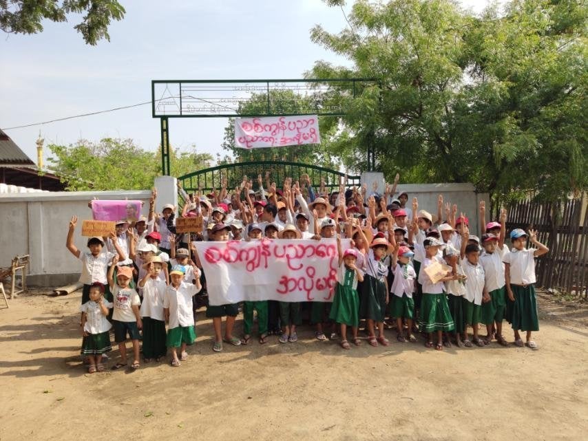 Myanmar_Now_Eng's tweet photo. Locals from Mayakan village in Sagaing Region's Depayin Township staged a protest on Tuesday against the military regime’s efforts to reopen schools under the coup regime. Leading the march were children in their school uniforms. (Photo: CJ) #WhatsHappeningInMyanmar https://t.co/T4N1wwUx0s