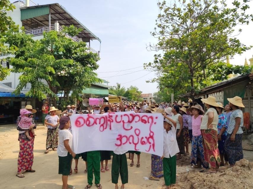 Myanmar_Now_Eng's tweet photo. Locals from Mayakan village in Sagaing Region's Depayin Township staged a protest on Tuesday against the military regime’s efforts to reopen schools under the coup regime. Leading the march were children in their school uniforms. (Photo: CJ) #WhatsHappeningInMyanmar https://t.co/T4N1wwUx0s