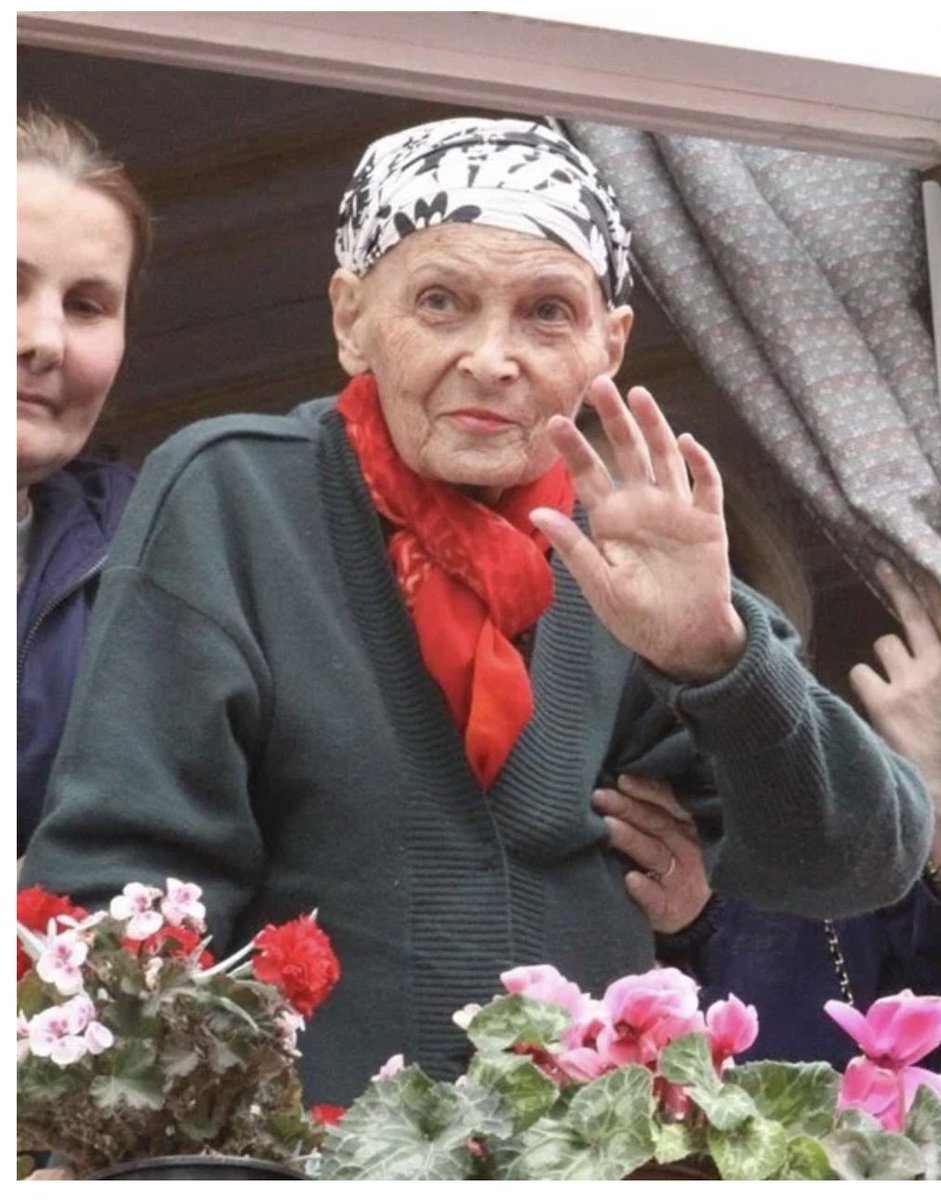 rengin1964's tweet photo. Bu fotoğrafı hangimiz unutabiliriz, Türkiye’nin aydınlık yüzü, Atatürk’ün kızı mekanın cennet olsun, ışıklarda uyu.... https://t.co/LV0NsGAUgz