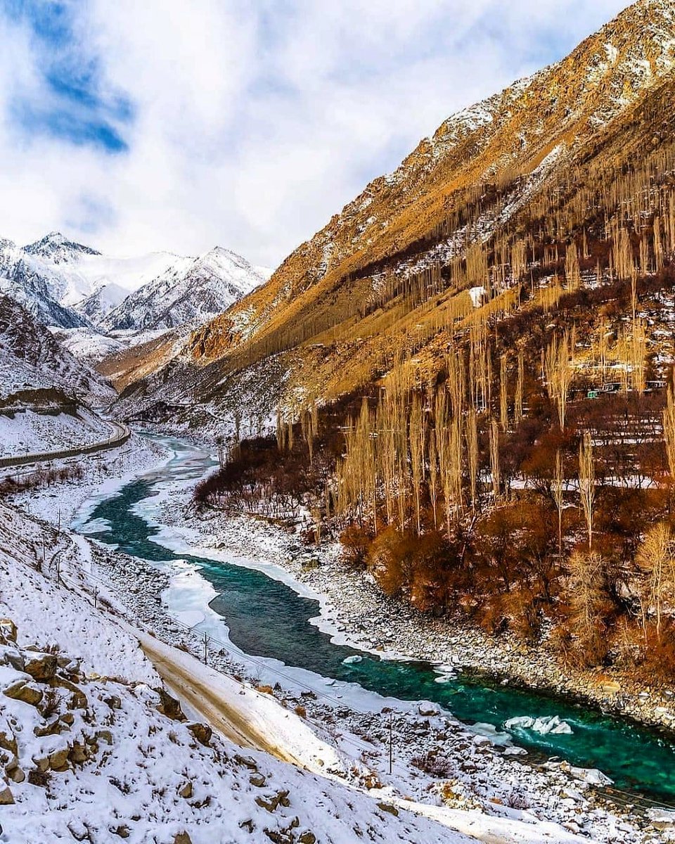 EhsaasKashmir's tweet photo. Now a part of the newly created union territory of #Ladakh, Kargil is the region's second largest town after Leh. Located along the banks of Indus River, Kargil is unbelievably beautiful and is gaining popularity as a tourist spot. #kargil https://t.co/sKOjIJcKnd