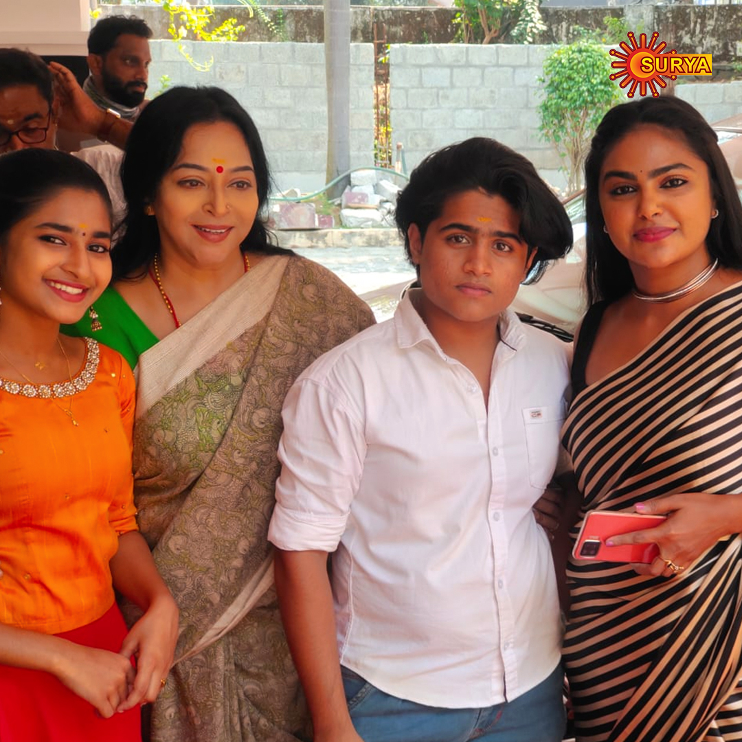 SuryaTV's tweet photo. ഒരു ചേഞ്ചിന് തമ്മിൽ വഴക്കിടാതെ അഭിമോനും റൂബി ആന്റിയും! 😂😜
SWANTHAM SUJATHA | MON - FRI | 9:00 PM
#StraightFromSets #FunAtLocation #SuryaTV #SerialsOnSuryaTV #SwanthamSujathaOnSuryaTV #LifeOfHousewife https://t.co/b43K3qOxBz