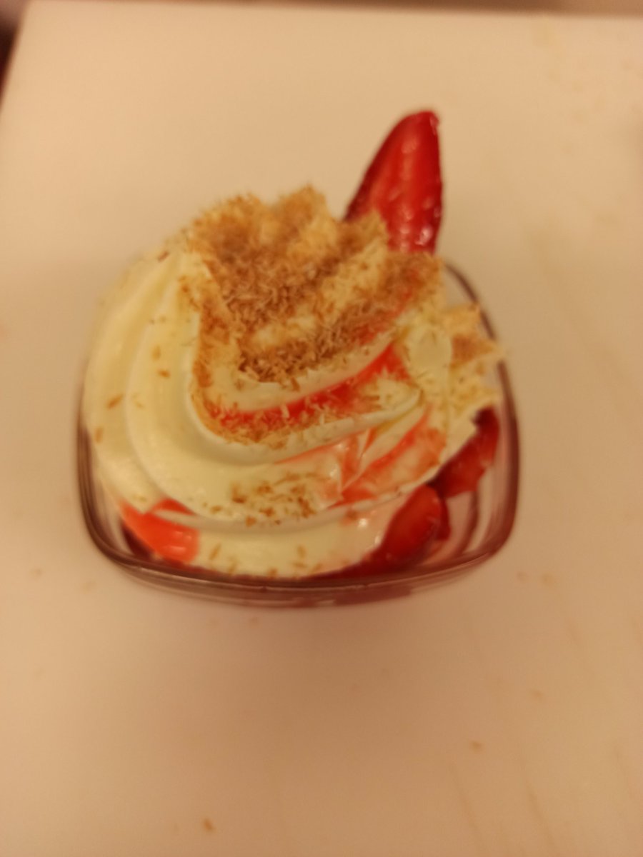 BertrandMAZZOL1's tweet photo. Avec les restes de ganache chocolat blanc #Fraise #chocococo @LyceesSembat @DimitriEgloff @FrSucr @RegionNormandie @carolinemignot @ac_normandie @onva @TTBonTV @CDISembat @frgaudry @larmitiere @flaubert2021 https://t.co/0lQPRh8BgN