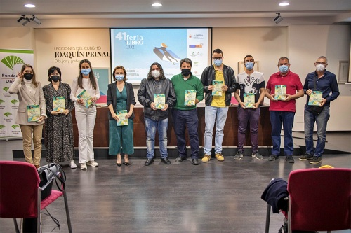 programaaldea's tweet photo. Con motivo de la #FeriadelLibro de #Almería se ha presentado el libro ‘Un mundo bajo sus alas’ 🐦 editado por la @AgriculturAnd, donde se menciona el Proyecto #Educaves de @EcoescuelasAND 

👉https://t.co/invZxY2LFN 

@EducaAnd @ProInnoAnd @AdeacFEE @esenred21 https://t.co/WRmDu0fbo1